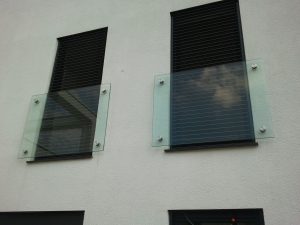 3.8 Brüstung vor Fenstern aus Glas vom Metallbauunternehmen aus Siegburg