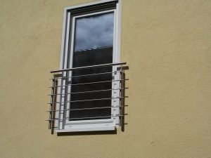 Brüstung vor Fenstern, klassisch aus Edelstahl