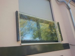 Brüstung vor Fenstern aus Glas für ein Doppelfenster