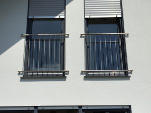 Brüstung vor Fenstern aus Edelstahl bieten wir Ihnen aus dem Raum Köln Bonn