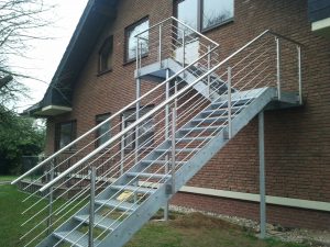 Treppen für den Außenbereich inklusive einem Edelstahl Treppengeländer